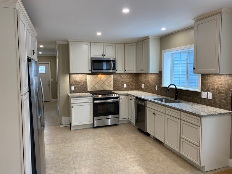 Building Photo - 321 Turner St