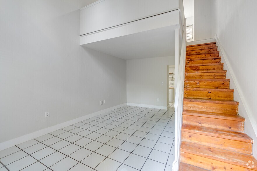 1BR, 1BA - 629SF - Living Room - Hideaway in the Grove