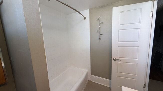 Building Photo - 1 Bed 1 Bath with Den at Waikiki Imperial Apt.