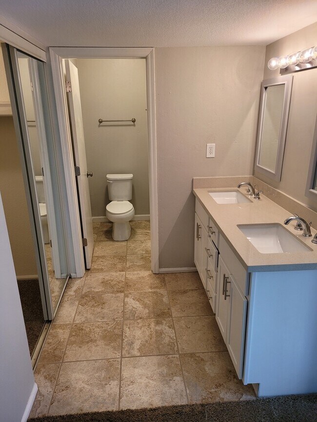 Building Photo - Updated 2/2 condo with 2 master bedrooms!