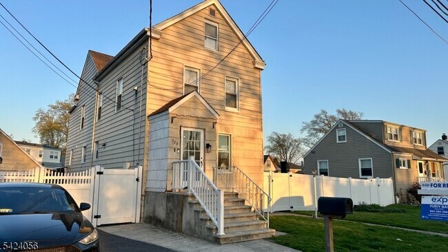 Building Photo - 529 Valley Rd