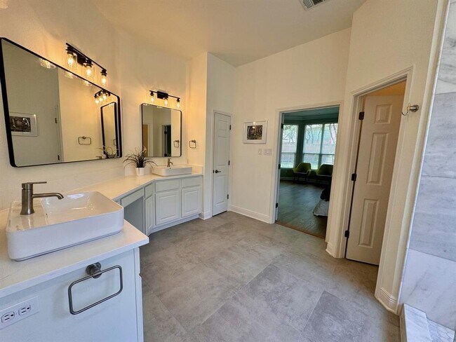 Building Photo - 3000 Welton Cliff Dr