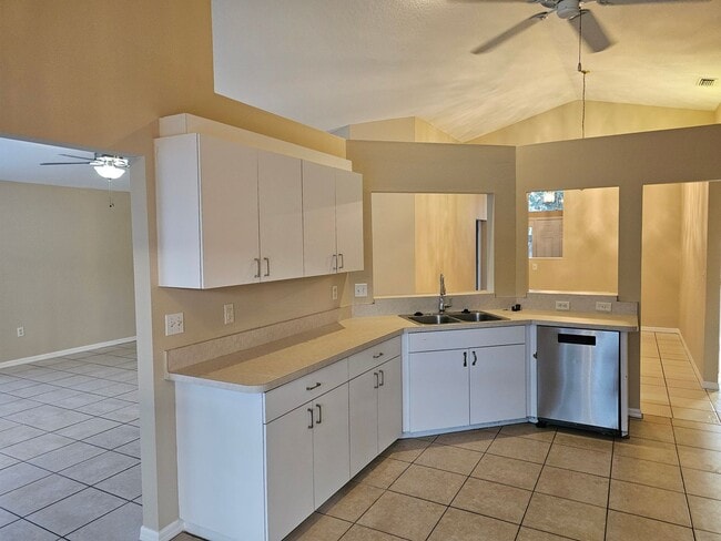 Building Photo - 627 25th Dr E