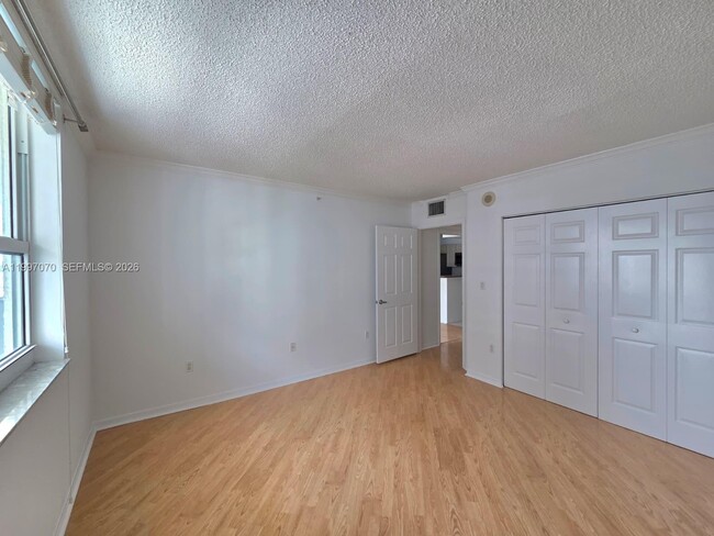 Building Photo - 1155 Brickell Bay Dr