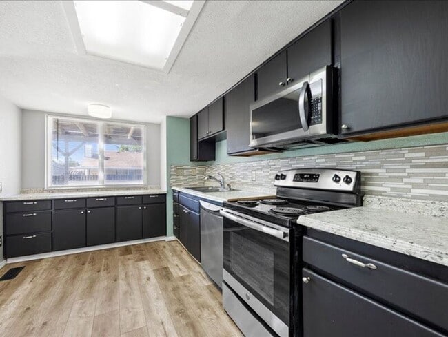 Building Photo - 8307 W Grand Ronde Pl