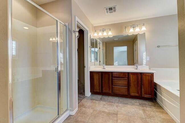 Building Photo - Beautiful 3 bedroom