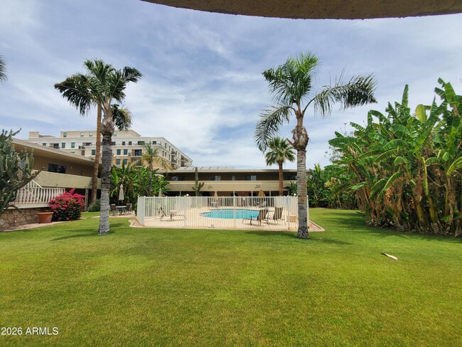 Building Photo - 6824 E 2nd St