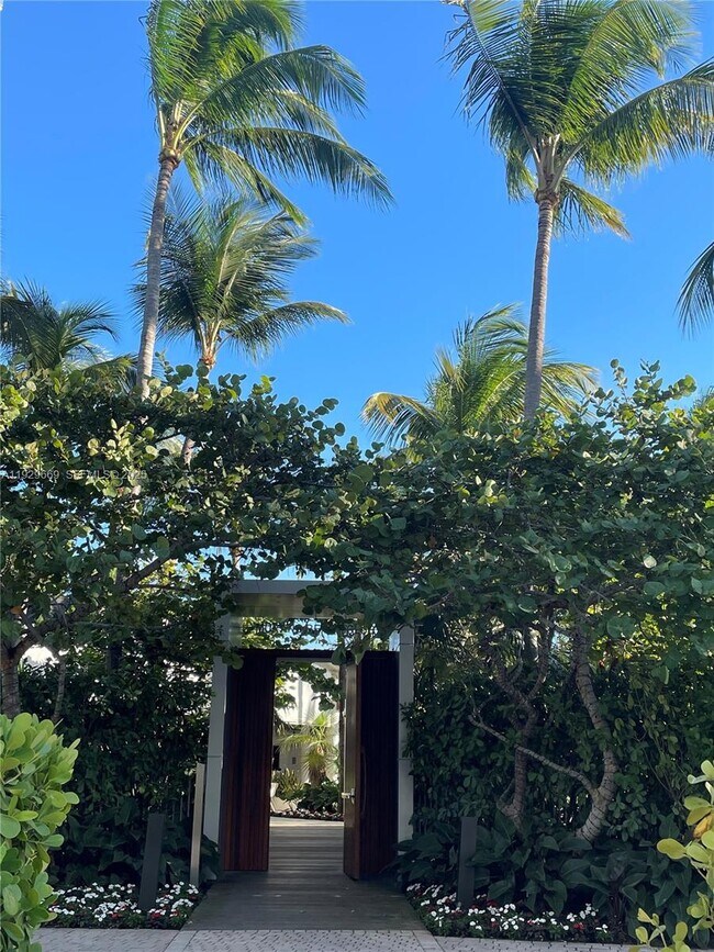 Building Photo - 1000 South Pointe Dr