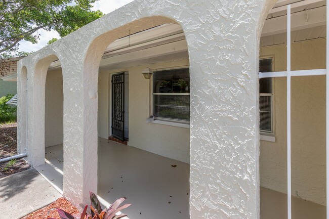 Building Photo - Exceptional 3/2/1 In Port Richey