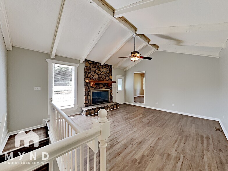 Building Photo - 204 Moon Cir