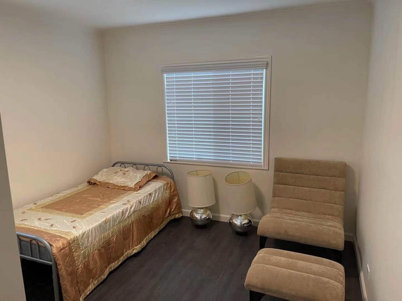 bedroom - 1011 E 67th St