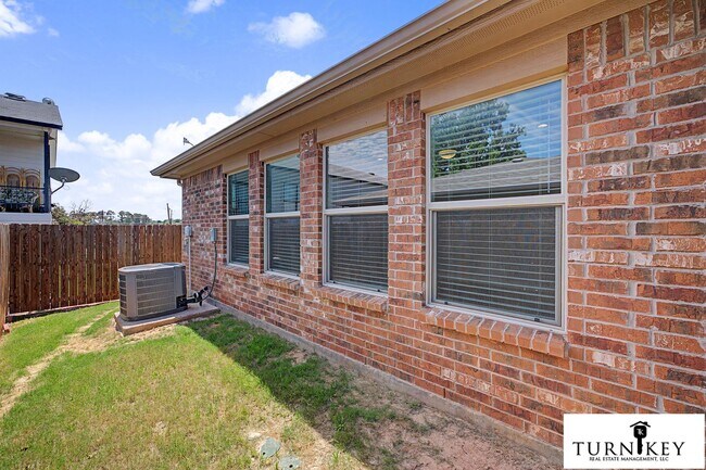 Building Photo - 1324-1328 White Sand Dr