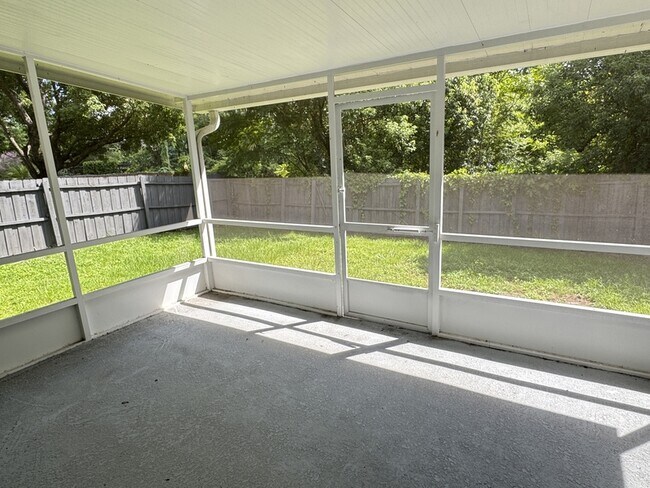 Building Photo - 4447 Brook Hollow Cir