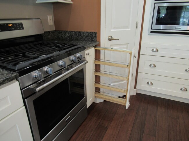 Building Photo - 405 E Palace Row