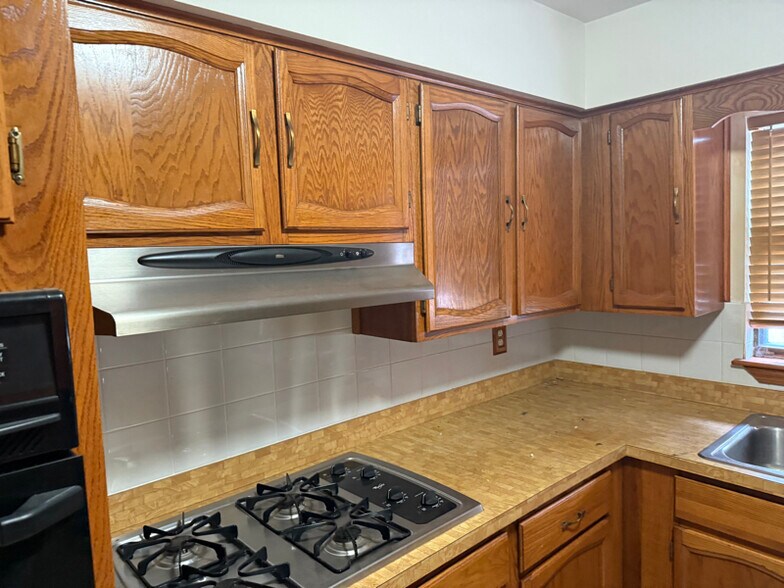 Building Photo - 205 South End Rd