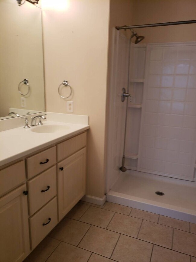 Building Photo - Fabulous Townhome in Gated Community w/Double Ensuites!