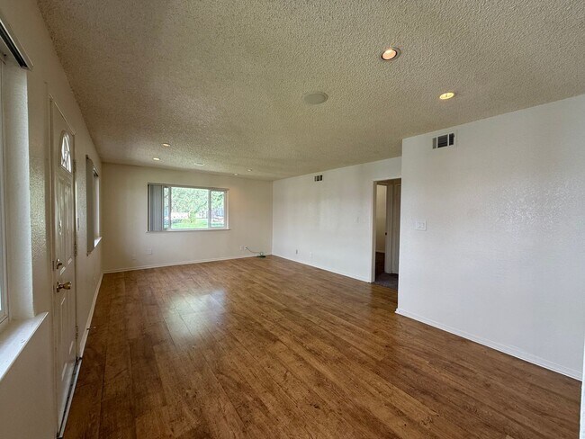 Building Photo - 2112 Chrysler Dr