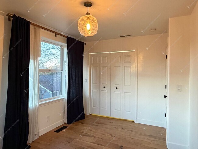 Building Photo - Find a piece of serenity in Historic Old Bend! (Unfurnished)