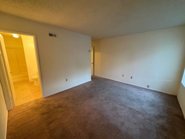 Building Photo - Villa Martinique Town Home!