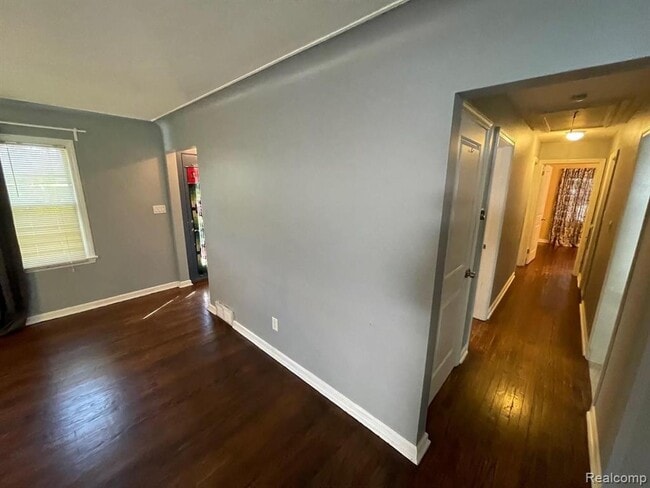 Building Photo - 1749 E Maple Rd