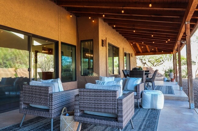 Building Photo - Contemporary Desert Beauty with Pool