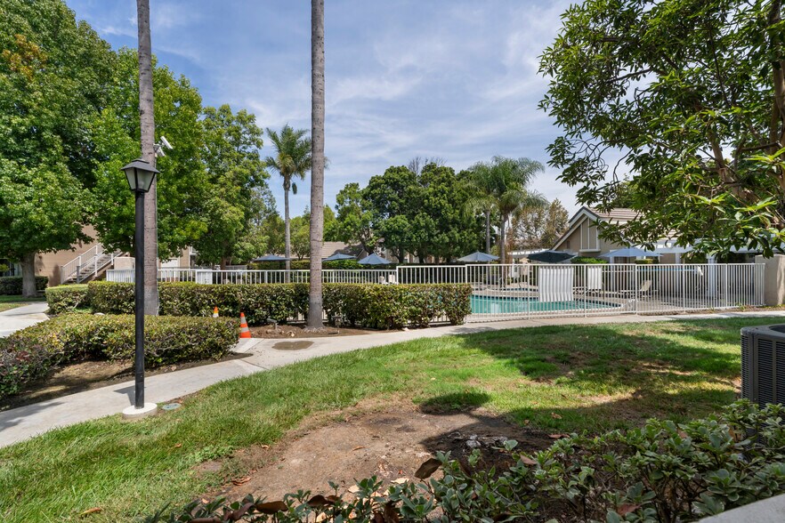 Building Photo - 3863 Thorncroft Ln