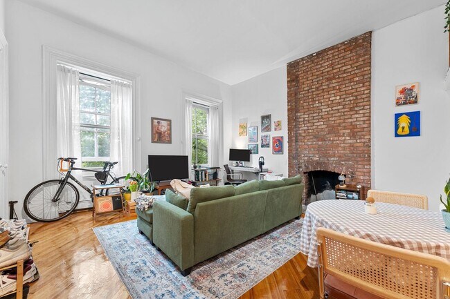 Building Photo - 174 Grand St