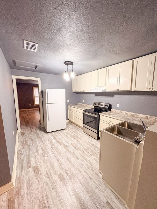 Building Photo - 806 S 22nd St