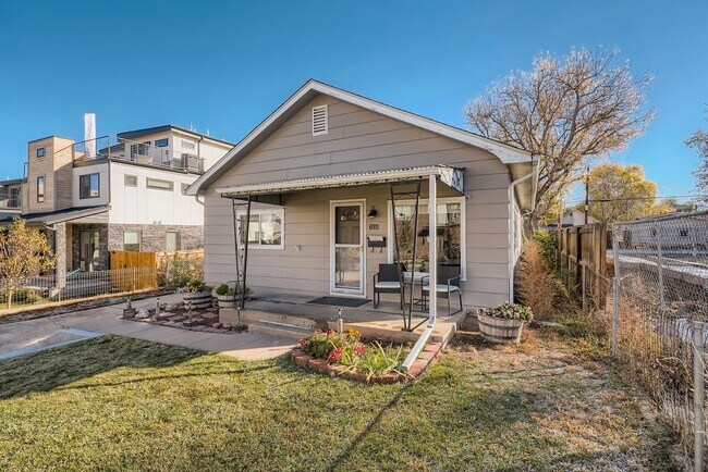 Building Photo - AVAILABLE NOW, LARGE YARD AND DETACHED 2 CAR GARAGE, UPDATED FLOORS AND BATH, $0 DEPOSIT OPTIONS!