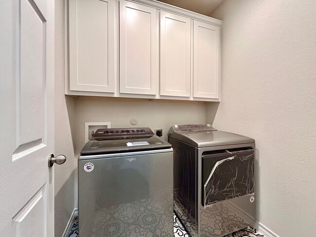 Building Photo - 12012 Saddle Rock Dr