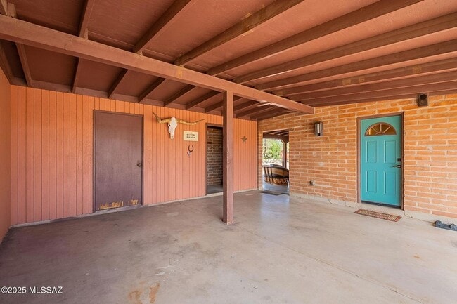 Building Photo - 9035 E Woodland Rd