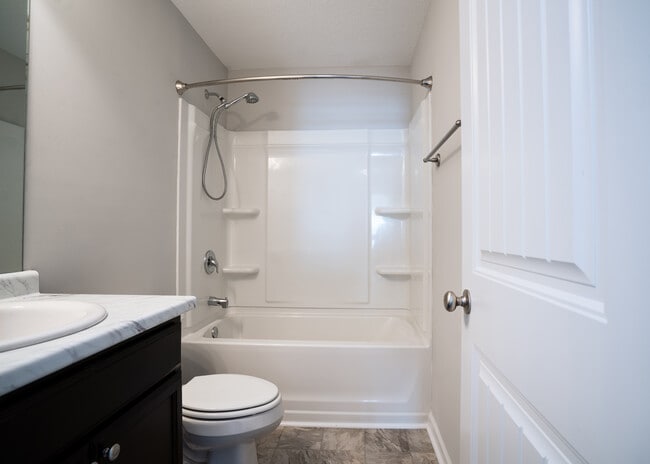 Building Photo - 647 Red Oak Ln