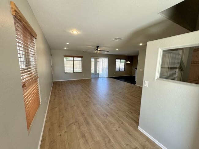 Building Photo - 1056 E Lakeview Dr