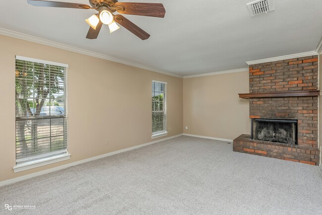 Building Photo - 10142 Carlsbad Dr