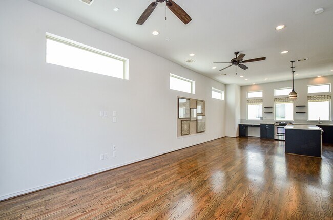 Building Photo - 1310 Delano St