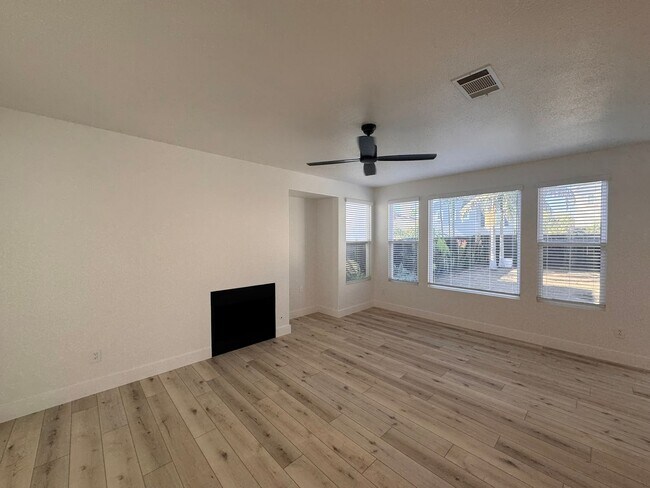 Building Photo - Stylish Renovated Home with Garage & Priva...