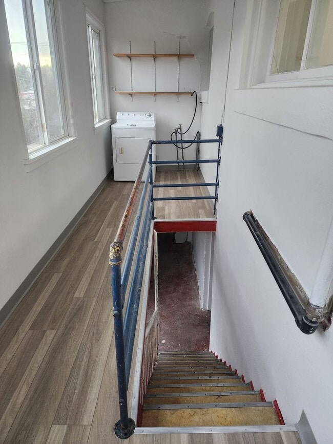 Building Photo - 350 SW State St