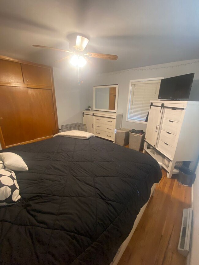 Building Photo - Charming 3 Bed, 1.5 Bath Home in Central F...