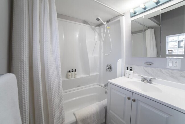 Building Photo - 2002 W Cermak Rd