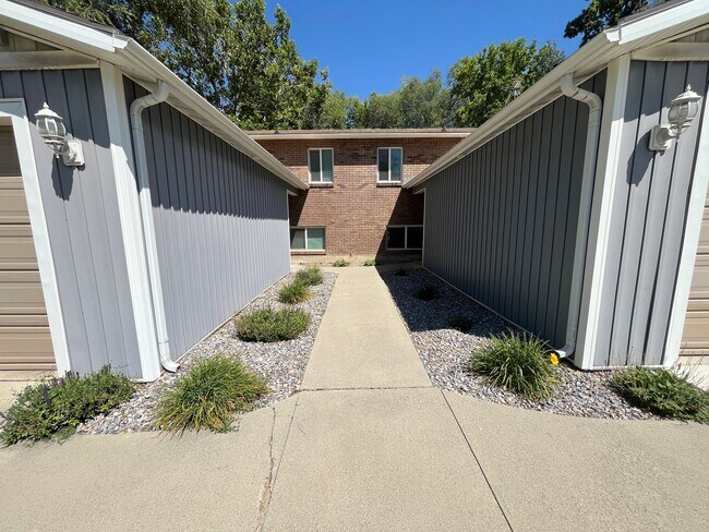 Building Photo - 7443 S Creek Rd