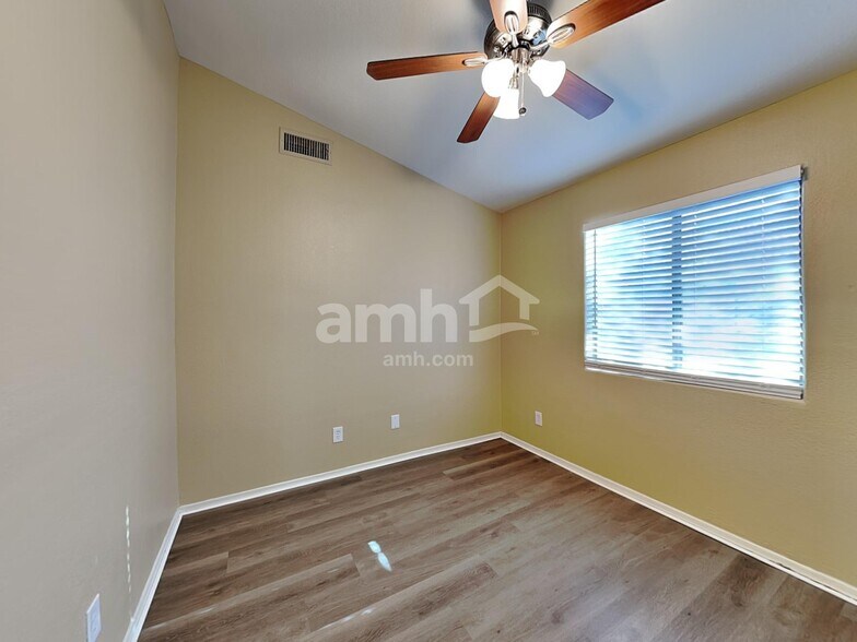 Building Photo - 1925 E Palomino Dr