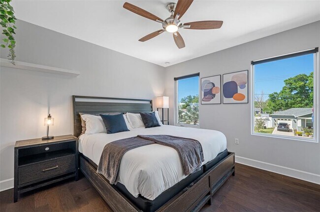 Building Photo - 902 W Plymouth St