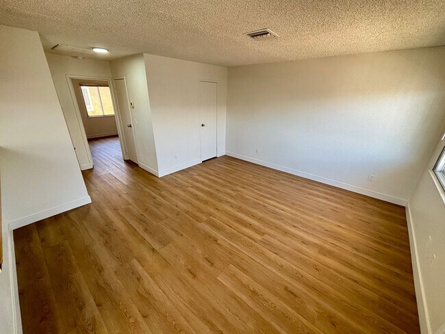Building Photo - 3431 E Cheyenne Ave