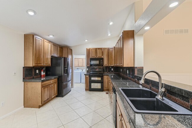 Building Photo - 16733 E Auburn Hills Dr