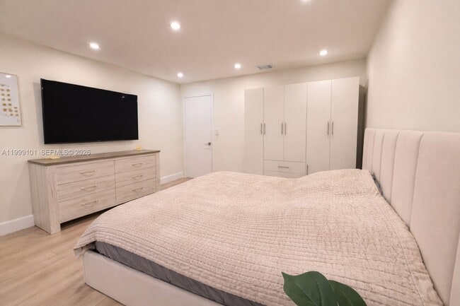 Building Photo - 769 Banks Rd