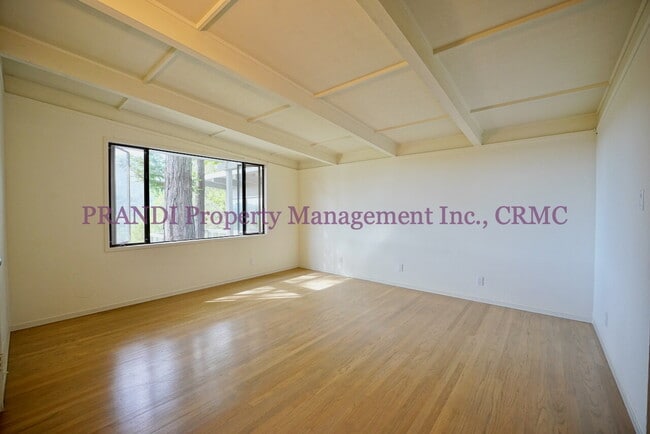 Building Photo - "Spacious 4-Bedroom Oasis with 3 Full Baths in Beautiful Kent Woodlands"