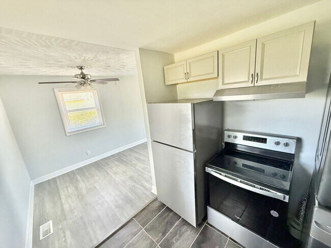 Building Photo - ***3 Bed Ranch with off-street parking and large yard!