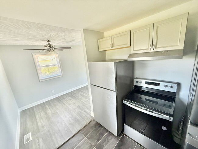 Building Photo - ***3 Bed Ranch with off-street parking and...