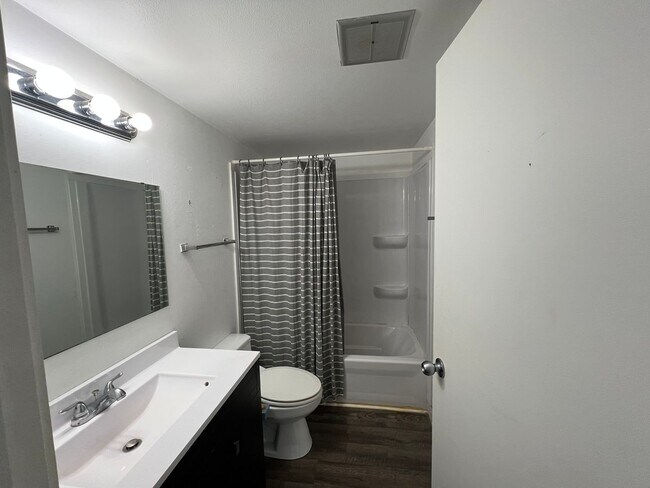 Building Photo - 3614 Weiland Ave