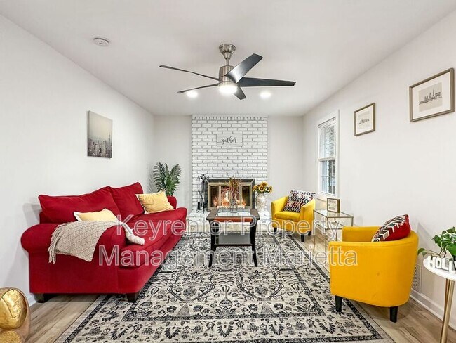 Building Photo - 651 Inglis Dr S E